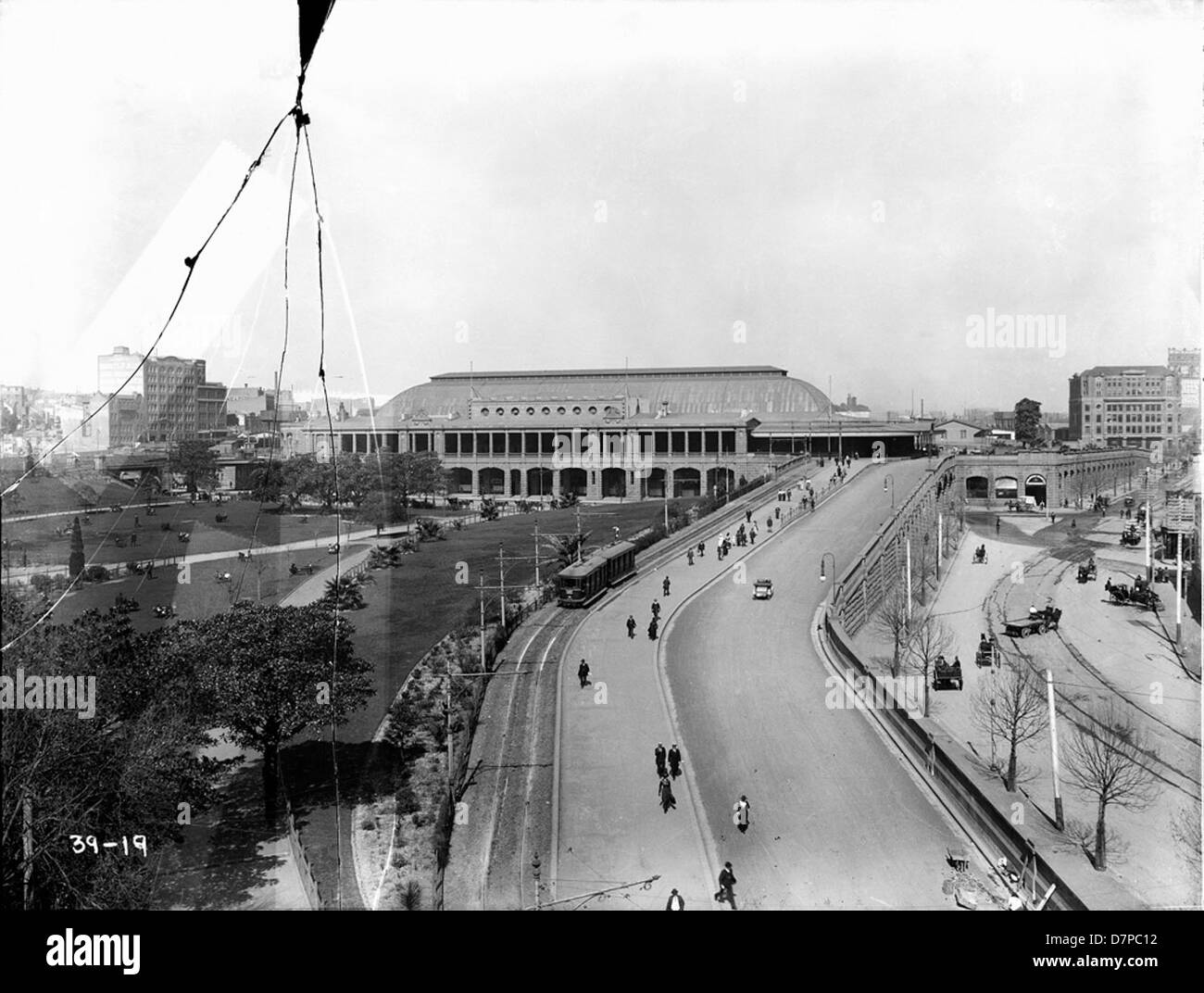 Cette photographie historique en noir et blanc représente l'approche de la gare centrale de Sydney, capturant les bâtiments et les infrastructures de transport dans la zone autour de Belmore Park et Pitt Street. Banque D'Images