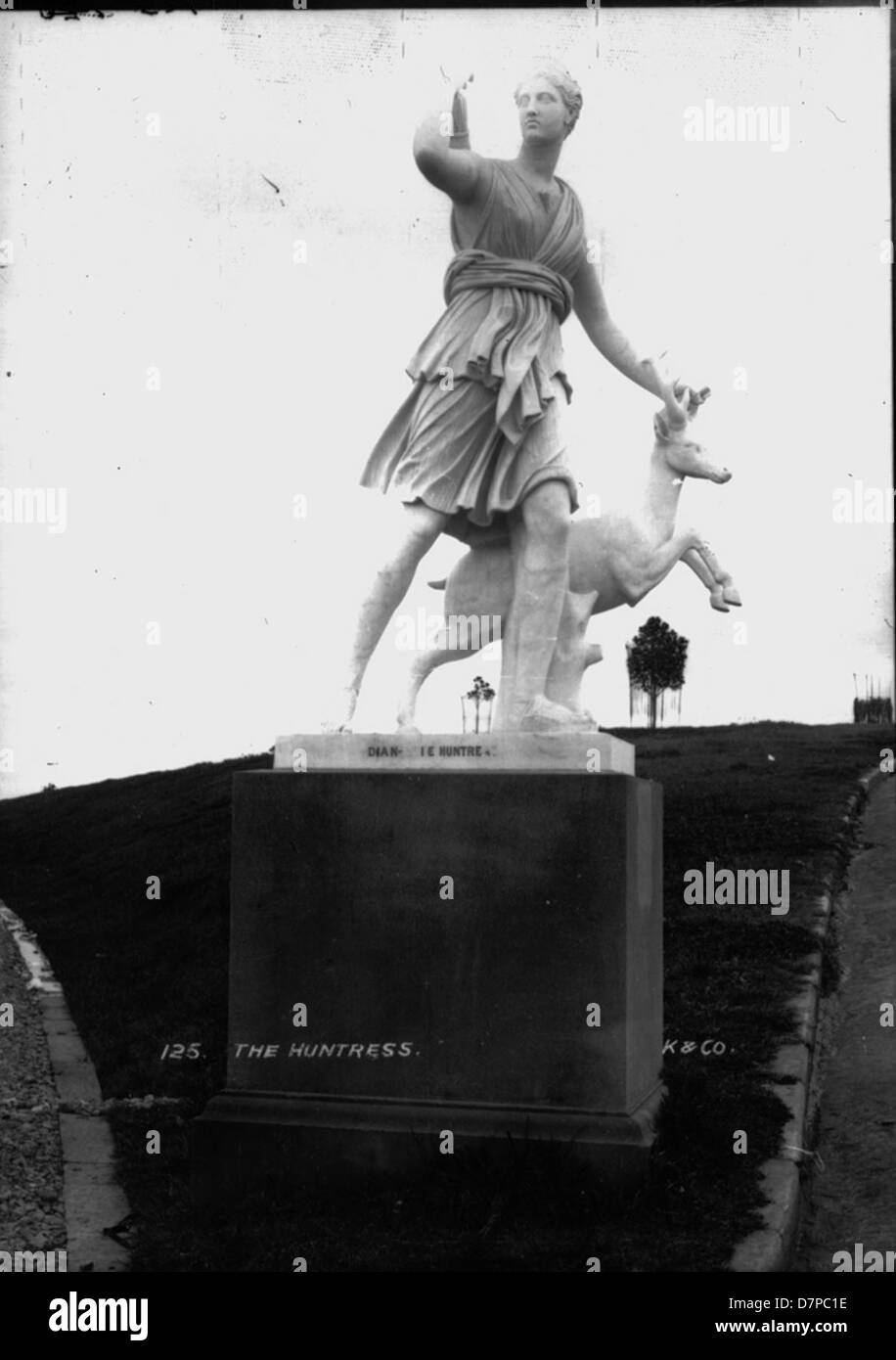 Cette statue de la chasseuse Diane, située dans le parc du Centenaire et exposée au Powerhouse Museum, représente la déesse romaine dans une pose classique, reflétant l'art de la mythologie antique et son adaptation dans le public moderne Banque D'Images Cette statue de la chasseuse Diane, située dans le parc du Centenaire et exposée au Powerhouse Museum, représente la déesse romaine dans une pose classique, reflétant l'art de la mythologie antique et son adaptation dans le public moderne Banque D'Images