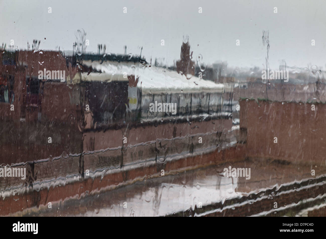 Maroc, Marrakech - sous la pluie, en avril. Vue depuis le toit et Salama bar-café. Banque D'Images
