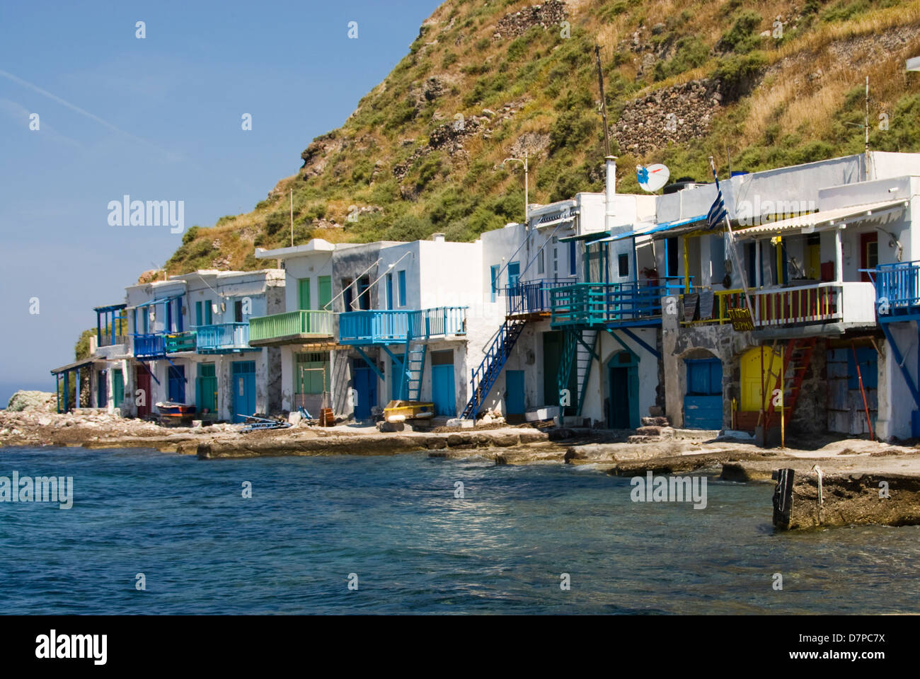 Les maisons de vacances de deux étages dans le village de climat sur l'île cycladique de Milos Banque D'Images