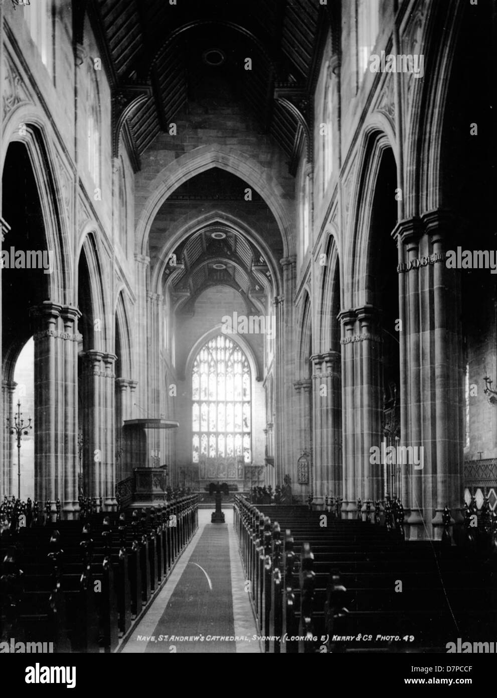 Une vue intérieure de la cathédrale d'Andrew à Sydney, montrant la nef avec ses hautes colonnes, ses bancs et ses caractéristiques architecturales, abritée dans la collection du Powerhouse Museum. Banque D'Images