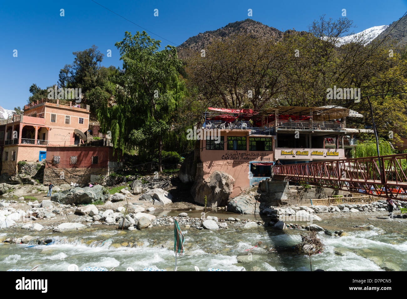 Maroc, Marrakech - Sti Fatma, village et chutes d'eau à la tête de la vallée de l'Ourika dans le sud de l'Atlas. Des cafés. Banque D'Images