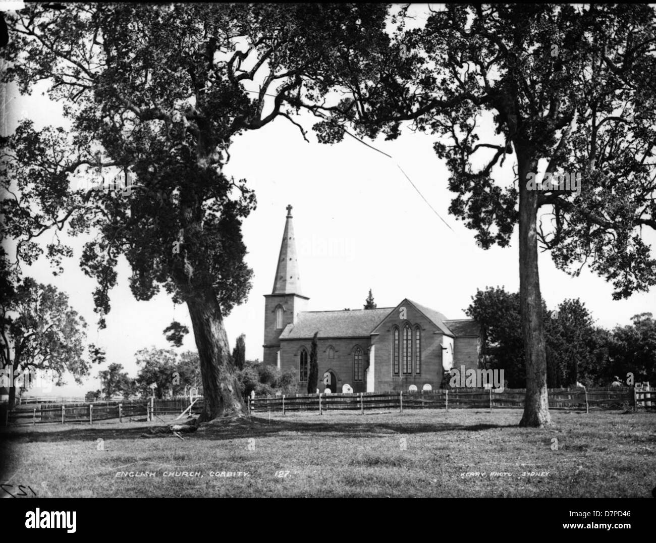 L'église Cobbity, une église anglicane de Cobbity, en Australie, est représentée sur cette image. Sa conception architecturale présente un style classique d'église anglaise avec un vitrail et un clocher proéminent, symbolisant sa signification historique et religieuse. Banque D'Images