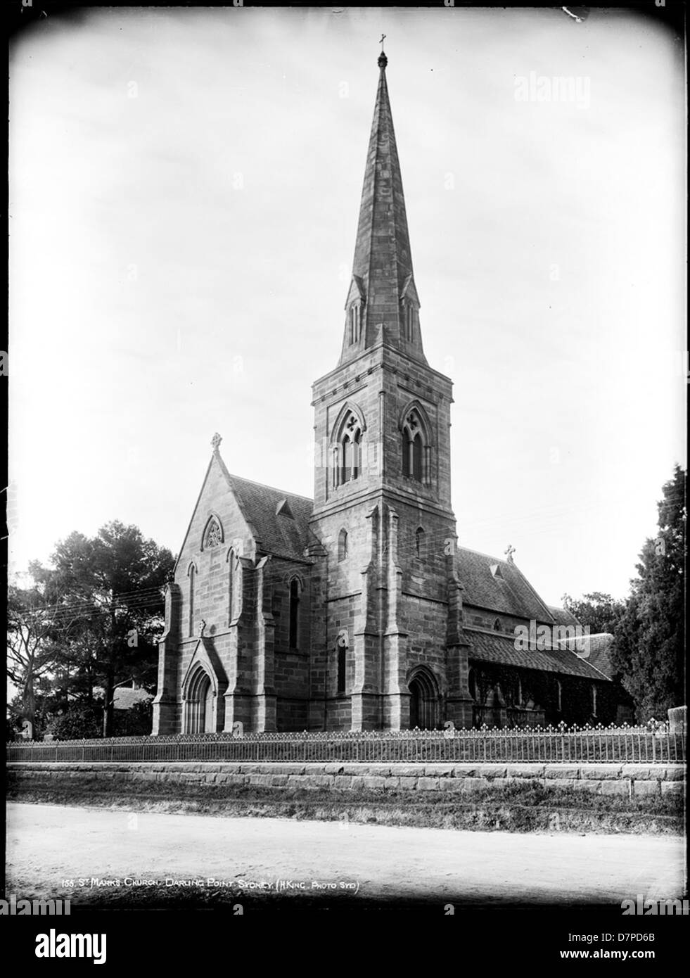 Cette photographie en noir et blanc capture l'église St Marc à Darling point, Sydney. Conçue par l'architecte Edmund Blacket, l'église présente un clocher époustouflant et est l'un des plus beaux exemples de l'architecture néo-gothique de la région. La photographie souligne magnifiquement les détails complexes et la grandeur de la conception de l'église. Banque D'Images