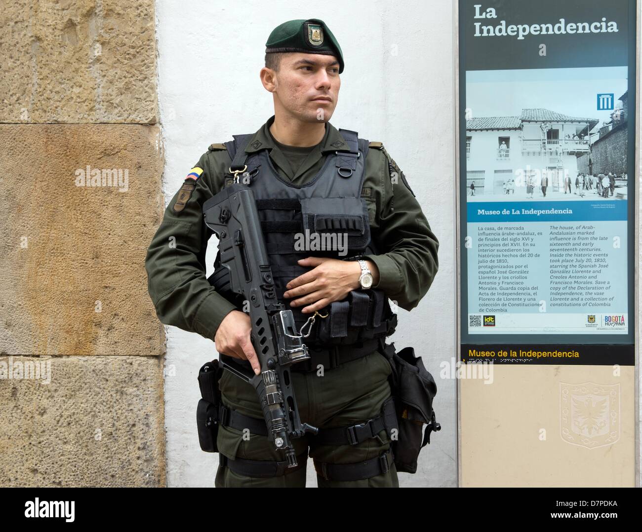 Un soldat avec une mitraillette se trouve en face du Musée de l'indépendance au cours d'une visite guidée de la vieille ville avec le Président allemand Gauck à Bogota, Colombie, 09 mai 2013. Le président allemand est accompagné d'une délégation économique lors de son voyage en Colombie et au Brésil, du 08 au 17 mai 2013. Photo : Soeren Stache Banque D'Images