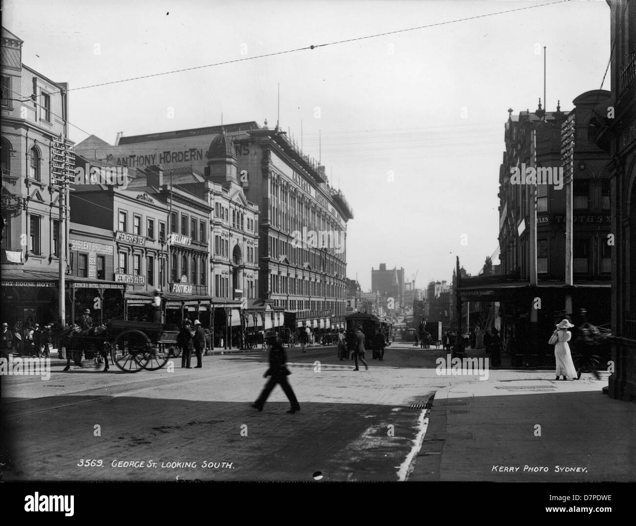 Cette image historique de George Street, Sydney, montre la vue vers le sud avec l'éminent Christchurch caractérisée Laurence et Powerhouse Museum en arrière-plan. La scène reflète le paysage architectural de Sydney et son développement urbain au fil du temps. Banque D'Images