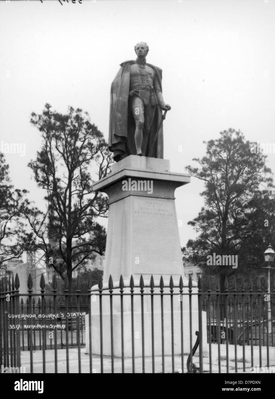 La statue en bronze du gouverneur Bourke rend hommage à la figure historique, témoignant de son leadership et de son influence dans les débuts de l'histoire australienne. Il est situé au Powerhouse Museum. Banque D'Images