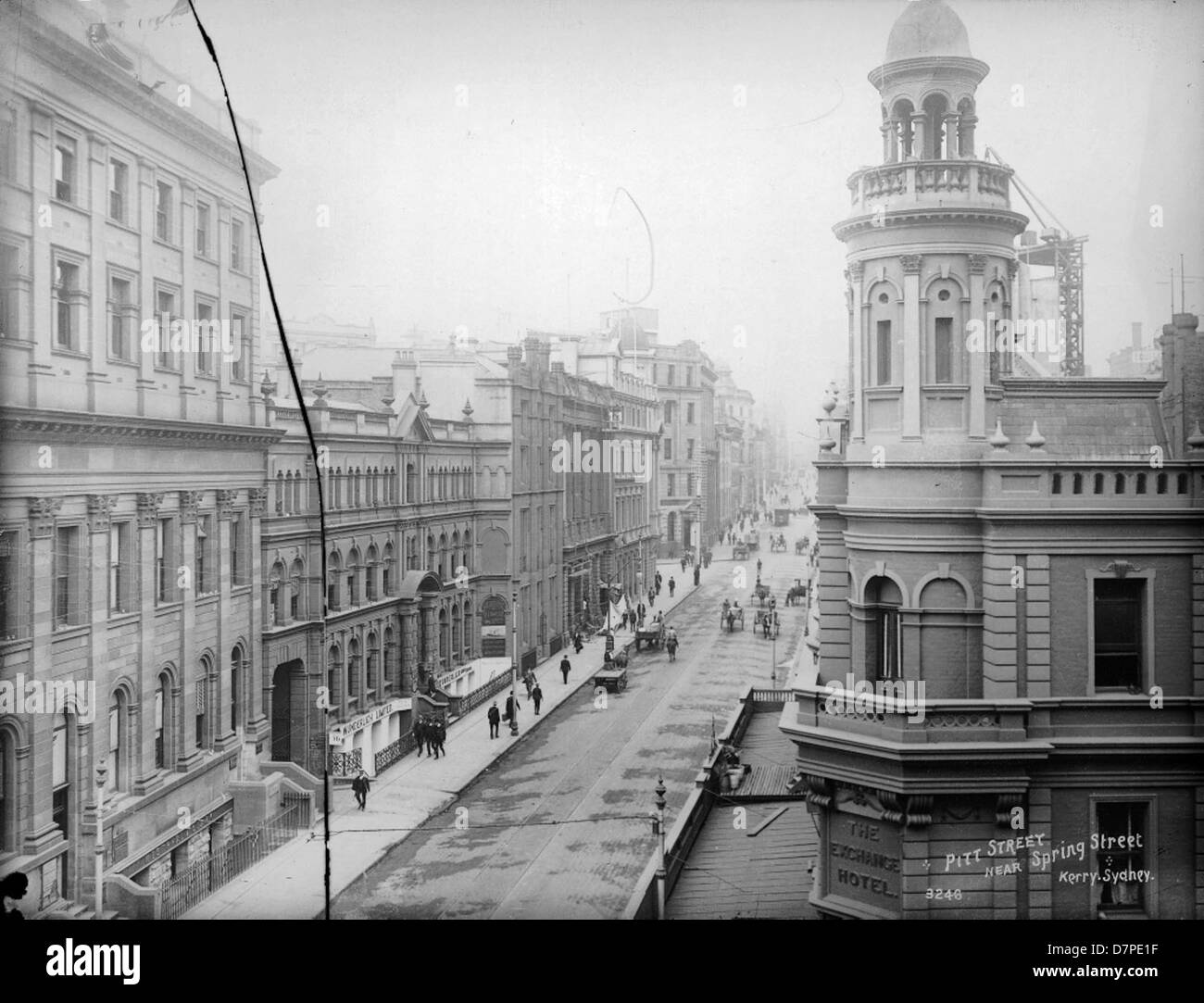 Cette photo en noir et blanc du début des années 1900 montre l'Exchange Hotel sur Pitt Street, Sydney. Il capture le style architectural et la vie de rue de l'époque, documentant un point de repère urbain important. Banque D'Images