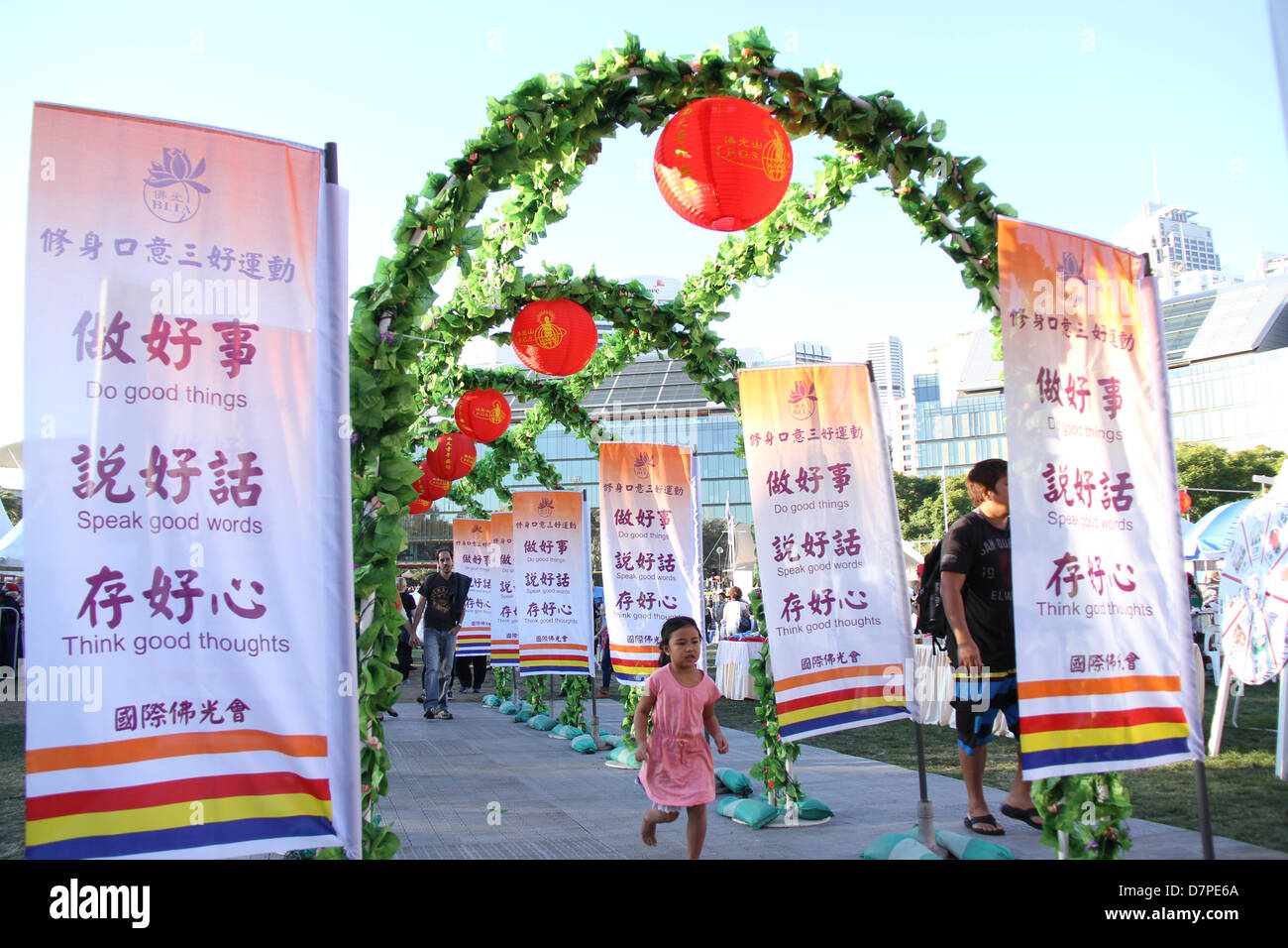 Tumbalong Park, Darling Harbour, Sydney, NSW, Australie. 12 mai 2013. Naissance de Bouddha Festival a eu lieu pendant le week-end du 11 & 12 mai. Il y avait un salon de l'alimentation, danse du lion, spectacles, concours de costumes et d'autres événements pour divertir les gens. Dire des signes, 'bonnes choses', 'Speak de bons mots', 'pense que les bonnes pensées". Credit : Crédit : Richard Milnes / Alamy Live News. Banque D'Images