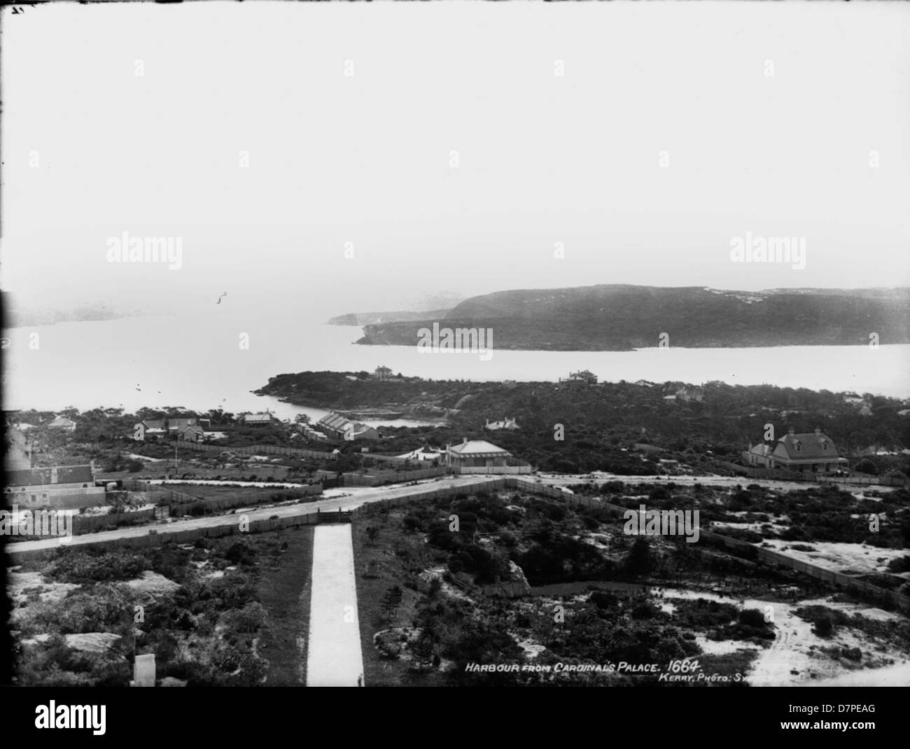 Cette photographie historique en noir et blanc capture la vue sur le port depuis le Palais du Cardinal, mettant en valeur le paysage environnant et les structures architecturales. L'image reflète la grandeur et l'importance historique du site. Banque D'Images