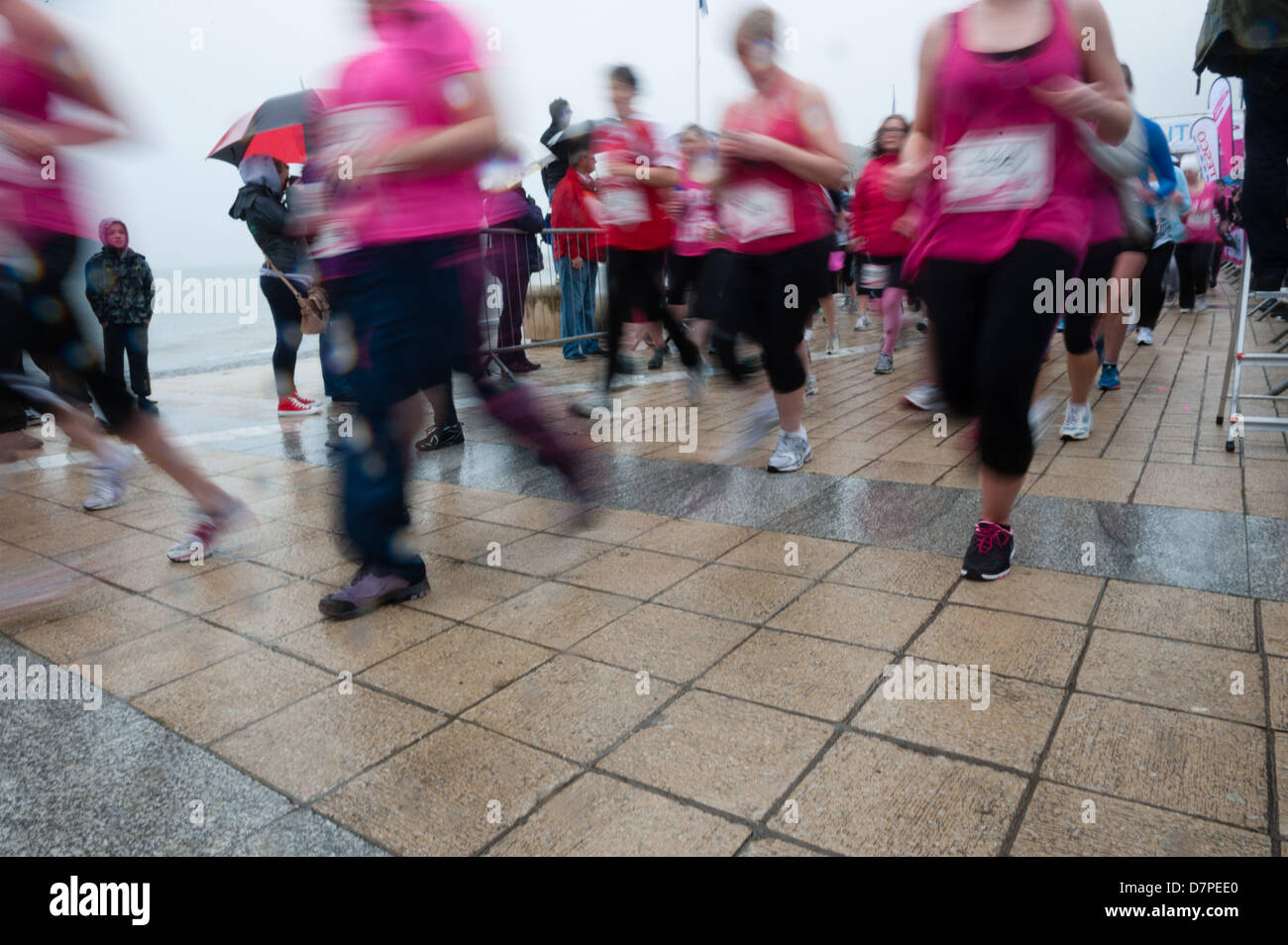 Aberystwyth, Pays de Galles, Royaume-Uni, dimanche 12 mai 2013. 1553 Les femmes et filles de tous âges et de tous Pays de Galles a couru la course de 5 km pour la vie sur la Promenade à Aberystwyth dans la pluie battante. photo par keith morris/Alamy Live News Banque D'Images