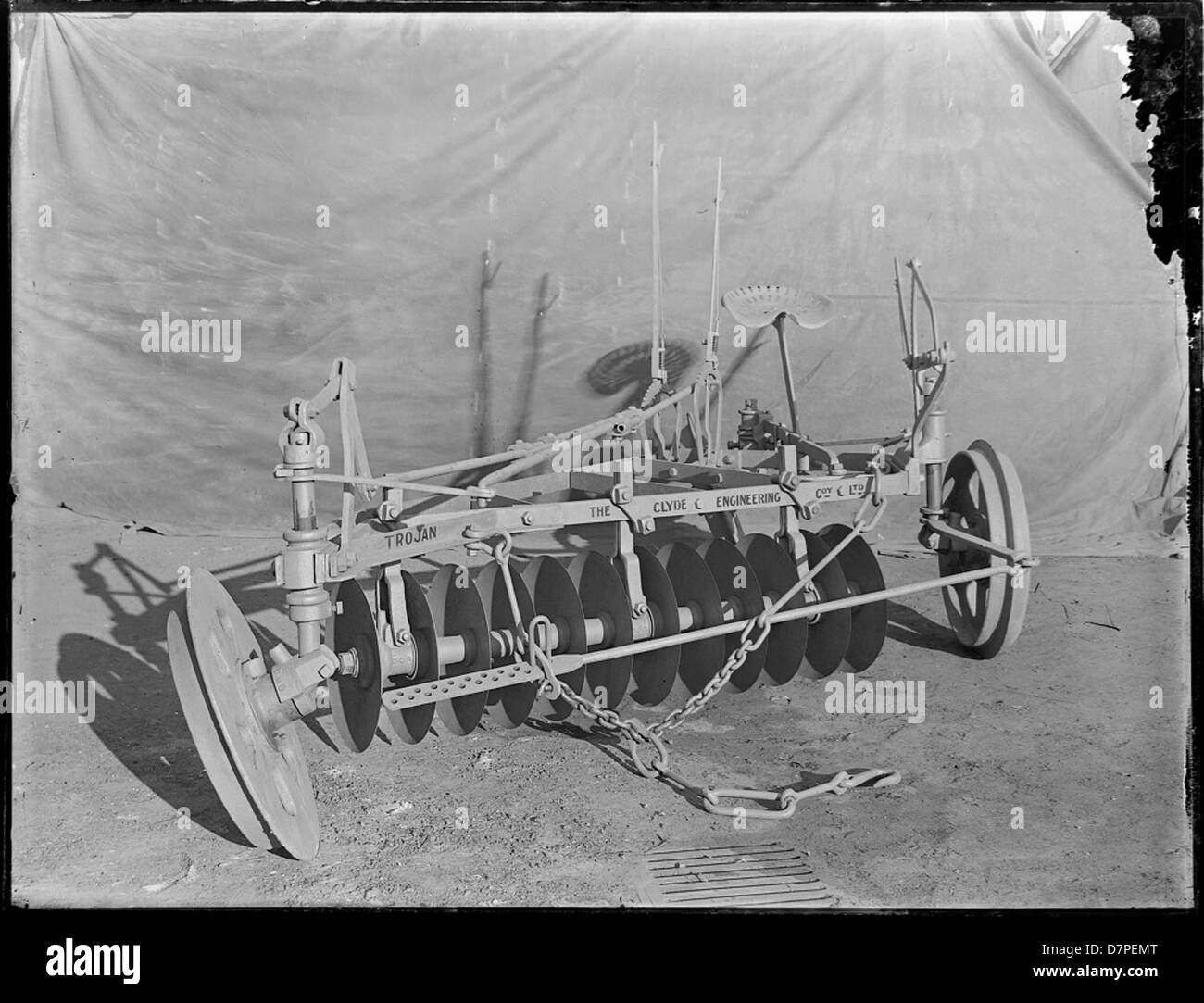 Cette image montre une herse Trojan à douze disques, un outil agricole important utilisé pour le labourage du sol. Exposé au Powerhouse Museum, il reflète l'avancement de la technologie agricole et les outils qui ont façonné l'agriculture moderne. Banque D'Images