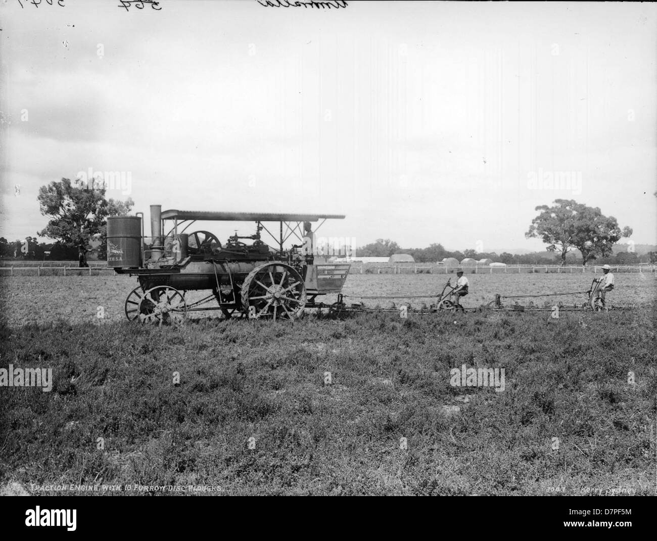 Cette image montre un moteur de traction jumelé à une charrue à disques à 10 sillons, une avancée agricole significative à la fin du XIXe et au début du XXe siècle. La combinaison du moteur de traction et de la charrue a révolutionné les pratiques agricoles en permettant une culture plus grande et plus efficace des terres. Cet exemple est conservé au Powerhouse Museum. Banque D'Images