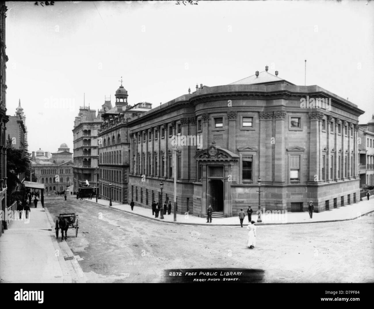 Cette photographie montre la bibliothèque publique libre de Sydney, située près de l'historique Bent Hotel et des bâtiments Metropole. L'image capture la beauté architecturale et l'importance de ces structures emblématiques. Banque D'Images