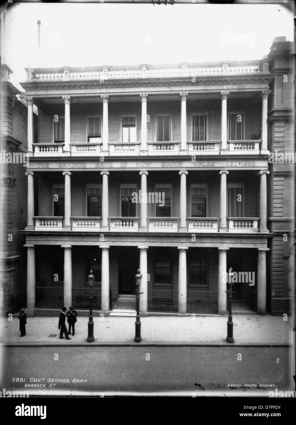 Cette photographie historique représente la banque d'épargne du gouvernement située sur Barrack Street à Sydney, illustrant les caractéristiques architecturales du bâtiment et son importance en tant qu'institution financière dans l'histoire de la ville. Banque D'Images