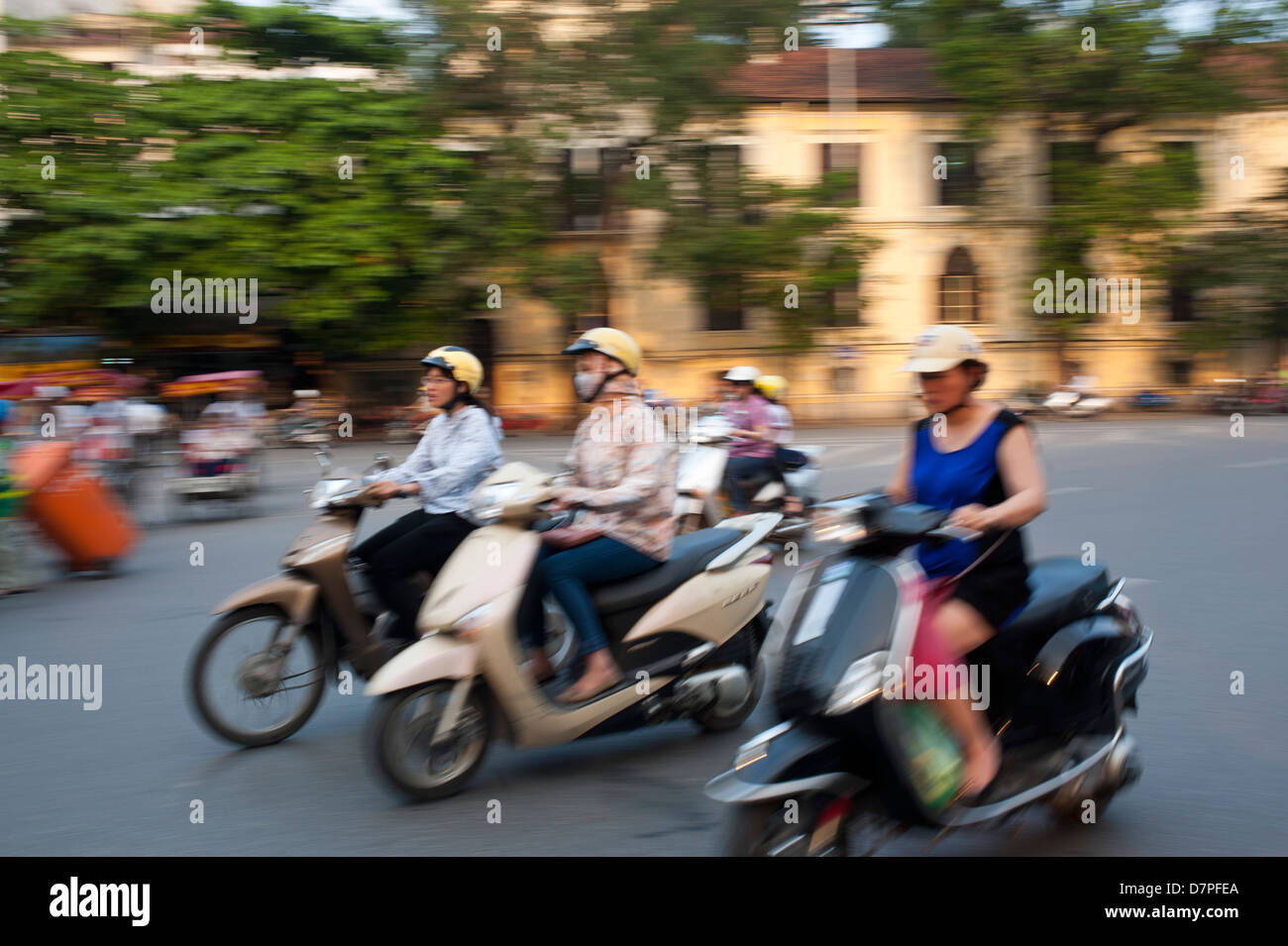Hanoi Vietnam - les gens sur cyclomoteur Banque D'Images