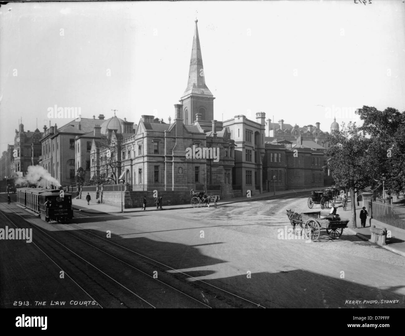 Cette image présente « The Law courts » dans le cadre de la collection du Powerhouse Museum, avec une architecture de la rue James. La photographie met en évidence les détails clés de la conception du bâtiment, y compris son importance historique, et comprend également des images d'un chariot et d'une locomotive à vapeur, soulignant le mélange de transport historique et d'architecture. Banque D'Images