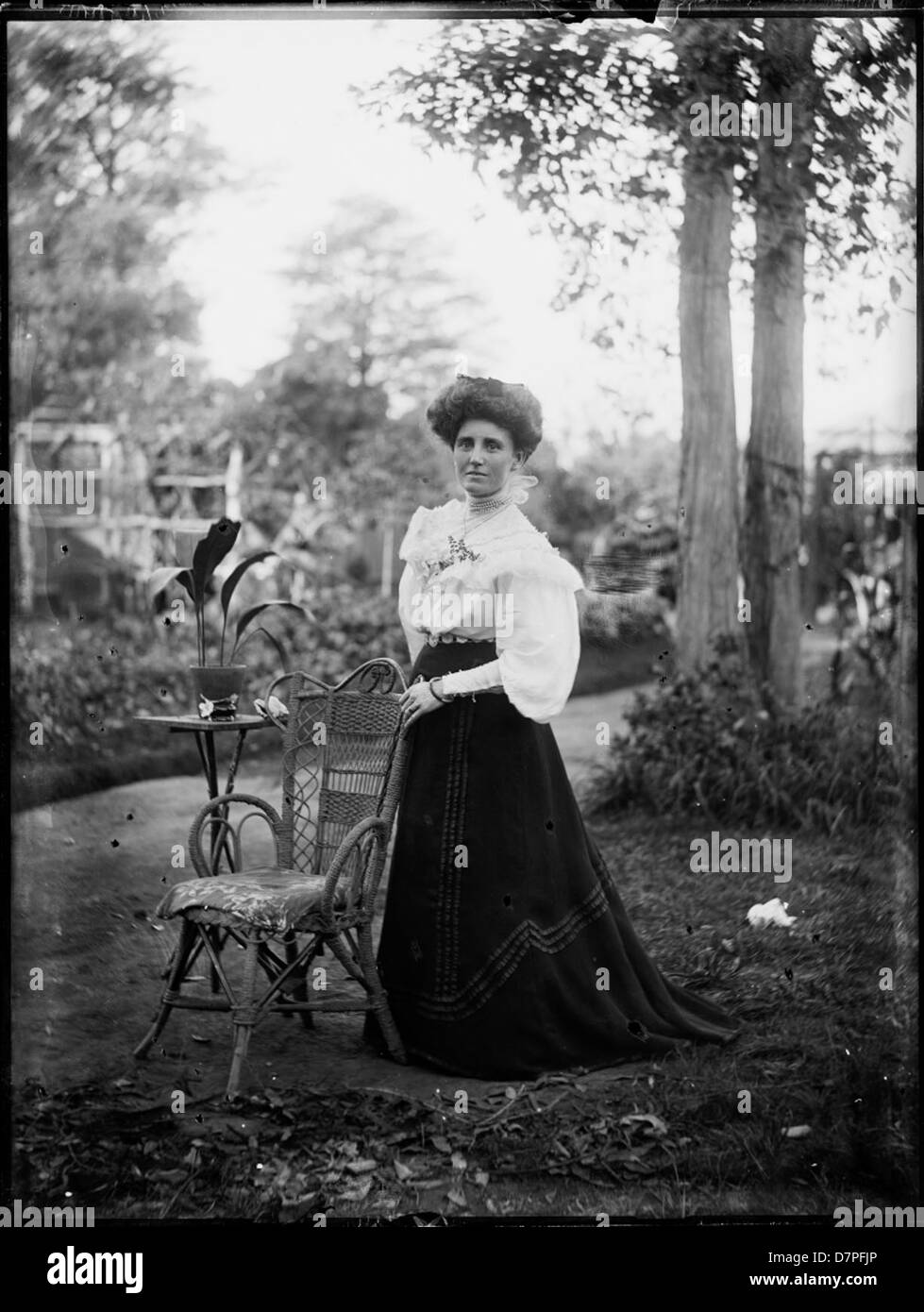 Woman standing in garden Banque D'Images