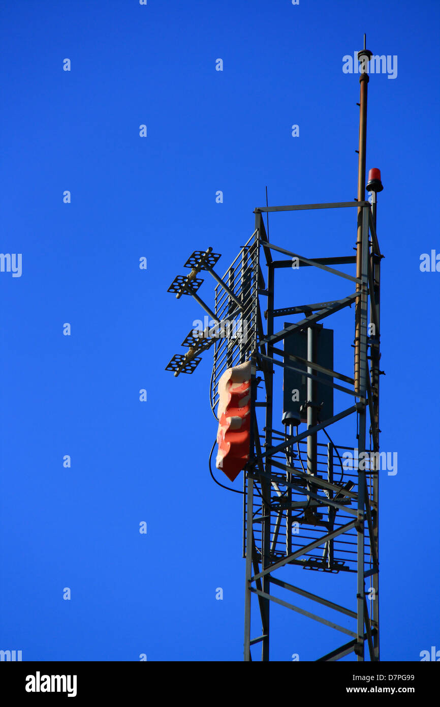 Antenne de téléphonie mobile sur la colline de ville avec vue sur la ville Banque D'Images
