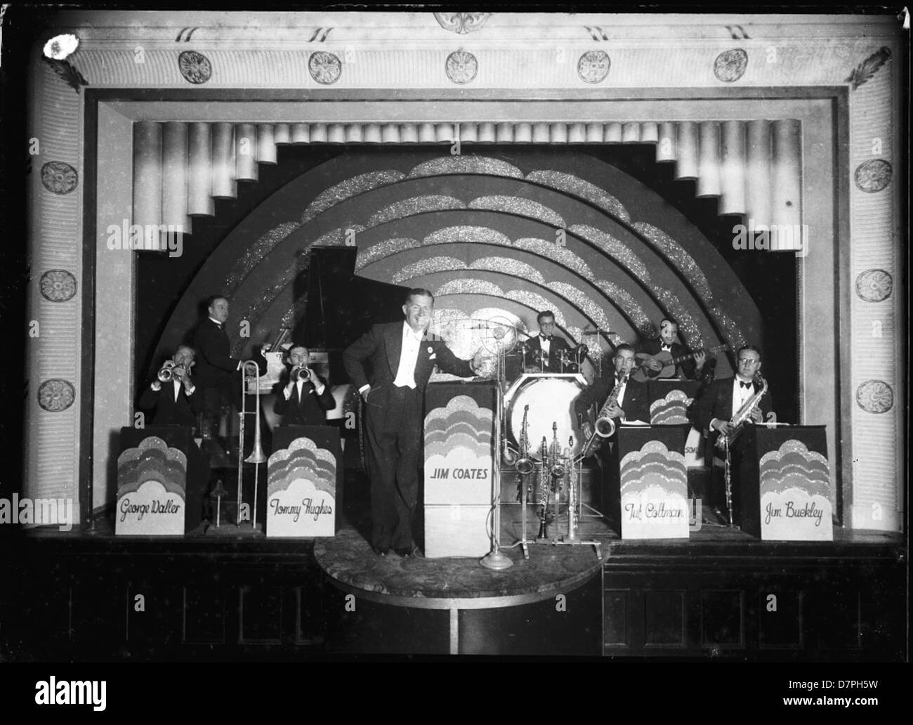 Une image du groupe de danse Jim Coates de l'époque Art déco, hébergé au Powerhouse Museum. La photographie met en valeur le style élégant de l'époque, mettant en valeur l'atmosphère vibrante et le cadre vintage de la performance du groupe. Banque D'Images