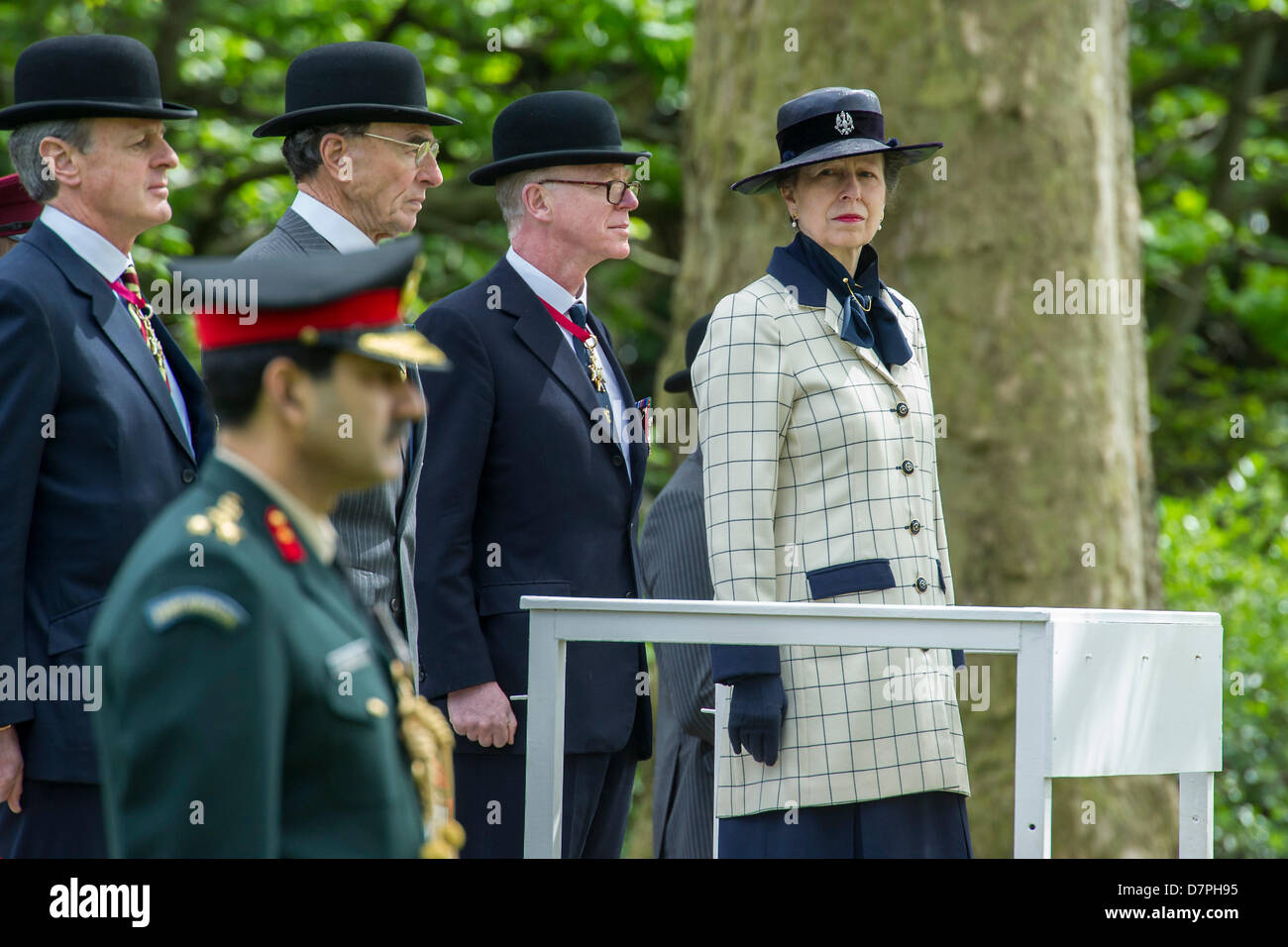 Hyde Park, London, UK 12 mai 2013. Son Altesse Royale la Princesse Royale KG, KT, GCVO, Colonel en Chef du King's Royal Hussars, reçoit le salut et dépose une gerbe à la parade annuelle et au Service de la Cavalerie combiné à l'Association des anciens camarades Memorial de cavalerie. Officiers portent chapeau melon et costumes sont portés au lieu de l'uniforme par tous mais les bandes. 5 groupes dirigés marchant des détachements de cavalerie et de la Yeomanry associations régimentaires et des anciens combattants de la Seconde Guerre mondiale, allant de 2 à l'Iraq et l'Afghanistan. Les trompettistes de l'état de la cavalerie de famille et d'un Piper de F Entreprise le Scots Guards aussi trop Banque D'Images