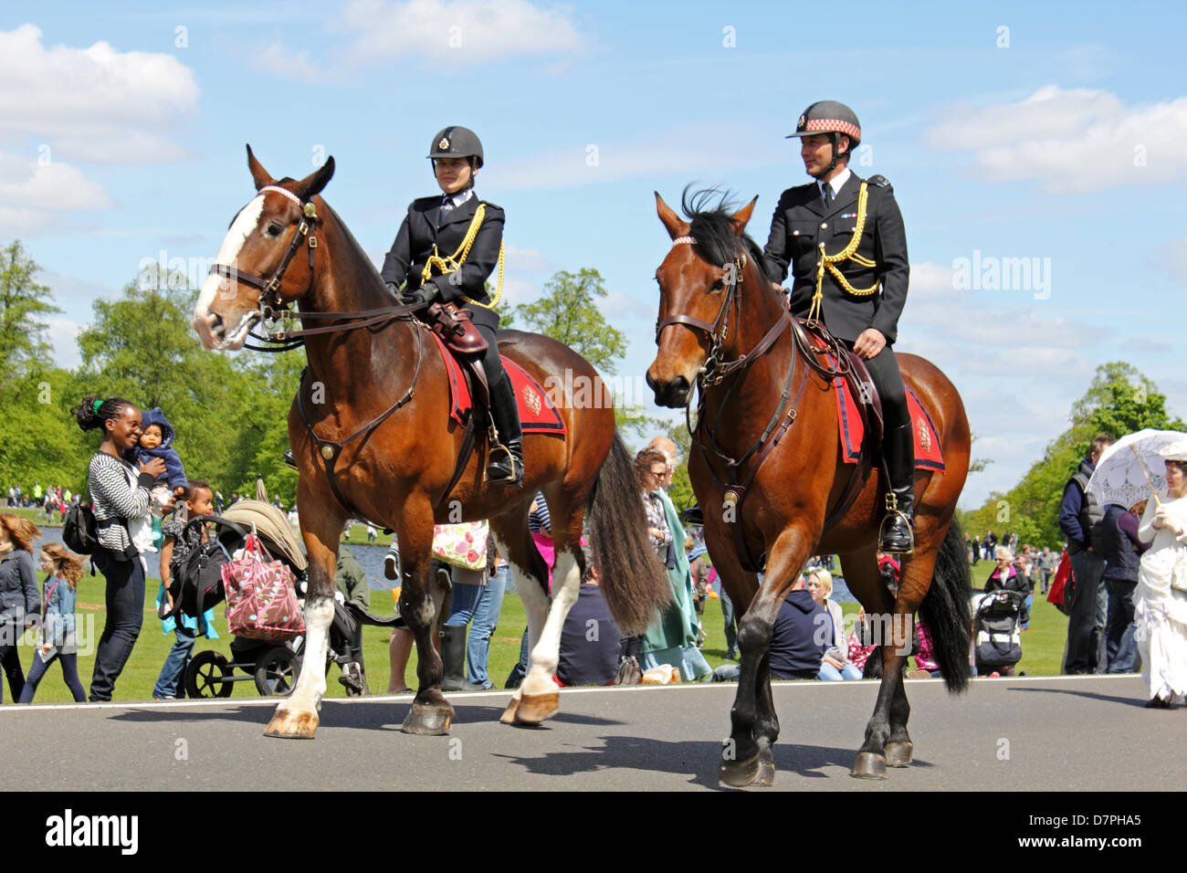 Londres, Royaume-Uni. Dimanche 12 mai 2013. Bushy Park near England UK. Le Châtaignier Bushy Park parade de dimanche est un événement annuel tenu à l'origine pour célébrer les châtaigniers fleurir au printemps. L'événement principal est le défilé de véhicules militaires historiques, voitures, vélos, motos et les groupes locaux. Il y a aussi une foire et des groupes de reconstitution mise sur affiche. Canada Inscrivez-vous à la parade. Julia Gavin/Alamy Live News Banque D'Images