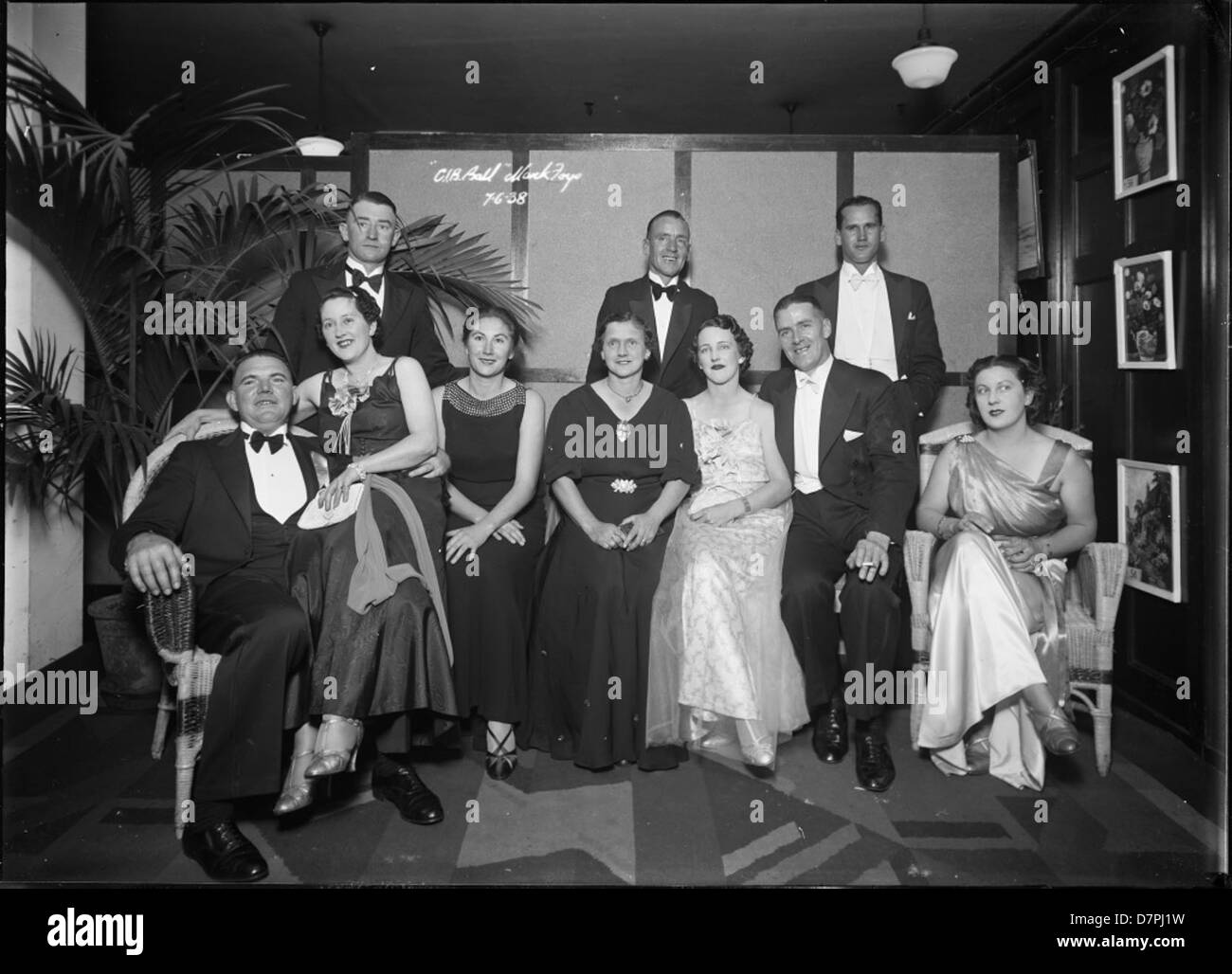 Le bal CIB (Criminal investigation Branch) à la salle de bal Empress de Mark Foy était un événement annuel organisé pour recueillir des fonds pour les forces de l’ordre. Cet événement est documenté au Powerhouse Museum, mettant en valeur l'importance culturelle de tels rassemblements aux XIXe et XXe siècles pour les services de police et la communauté. Banque D'Images