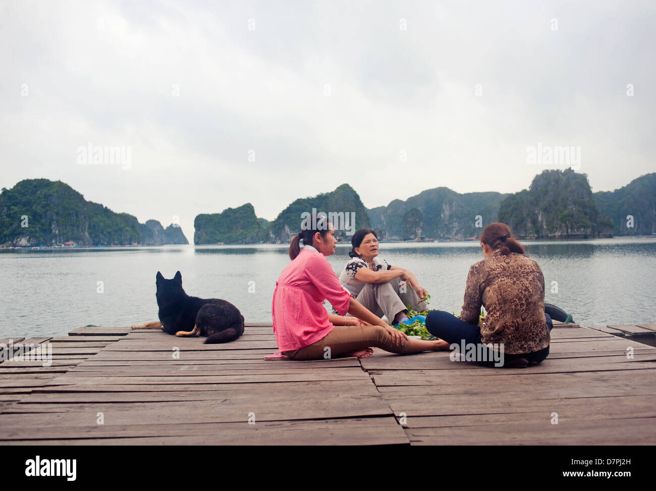 La baie d'Halong, Vietnam - maison flottante femmes Banque D'Images