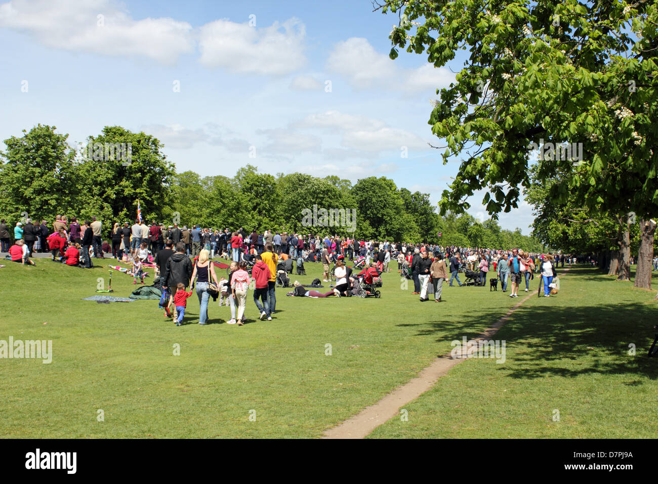 Dimanche 12 mai 2013. Bushy Park near England UK. Le Châtaignier Bushy Park parade de dimanche est un événement annuel tenu à l'origine pour célébrer les châtaigniers fleurir au printemps. L'événement principal est le défilé de véhicules militaires historiques, voitures, vélos, motos et les groupes locaux. Il y a aussi une foire et des groupes de reconstitution mise sur affiche. Banque D'Images