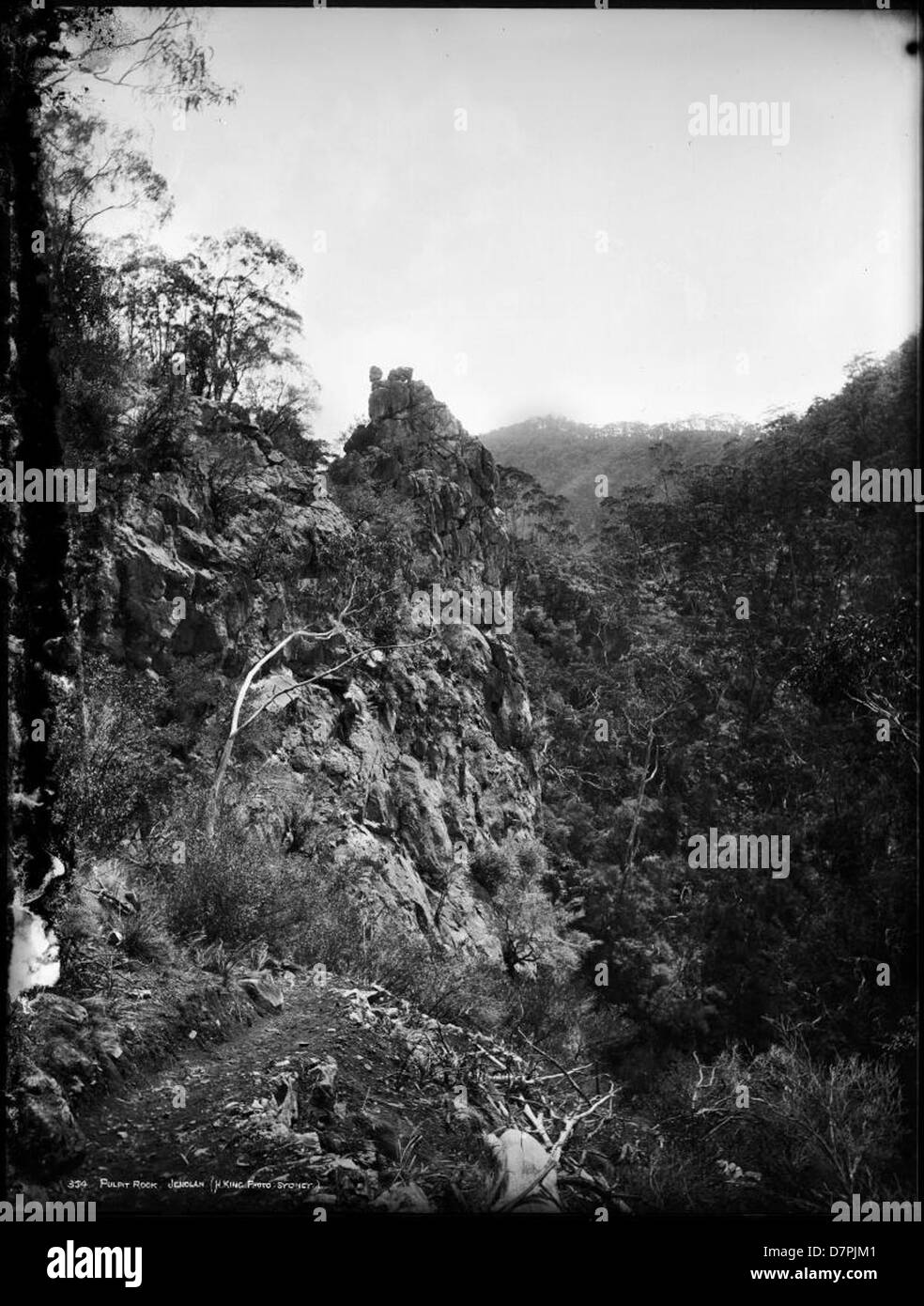 Pulpit Rock est une caractéristique géologique remarquable située près des grottes de Jenolan en Nouvelle-Galles du Sud, en Australie. Le site fait partie de la collection du Jenolan Powerhouse Museum et représente un monument naturel important dans la région, connu pour ses formations calcaires distinctes. Banque D'Images