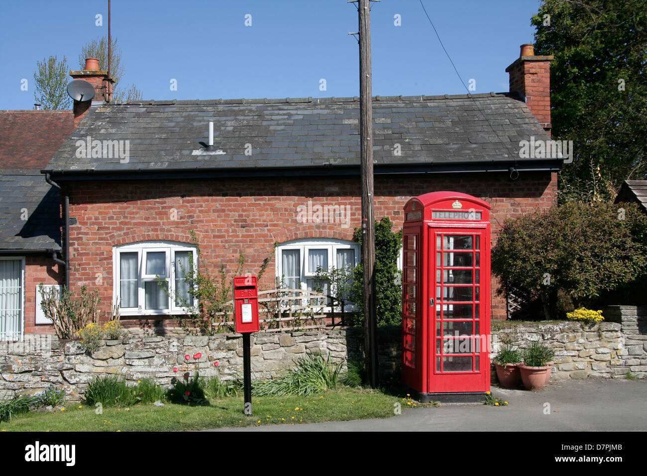 Postbox et téléphone rouge fort noir et blanc Village Trail Eardisland Herefordshire Angleterre UK Banque D'Images