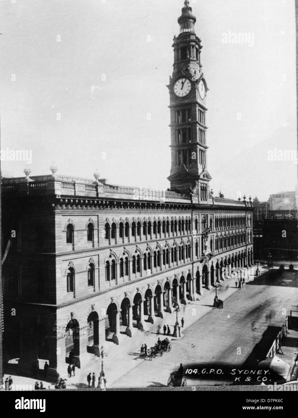 Le General Post Office (G.P.O.) de Sydney, représenté dans cette image historique, est un bâtiment emblématique reflétant l’histoire architecturale de Sydney. La photographie montre le bâtiment de la G.P.O., situé sur la place Martin, qui a servi de centre de communication central. Banque D'Images