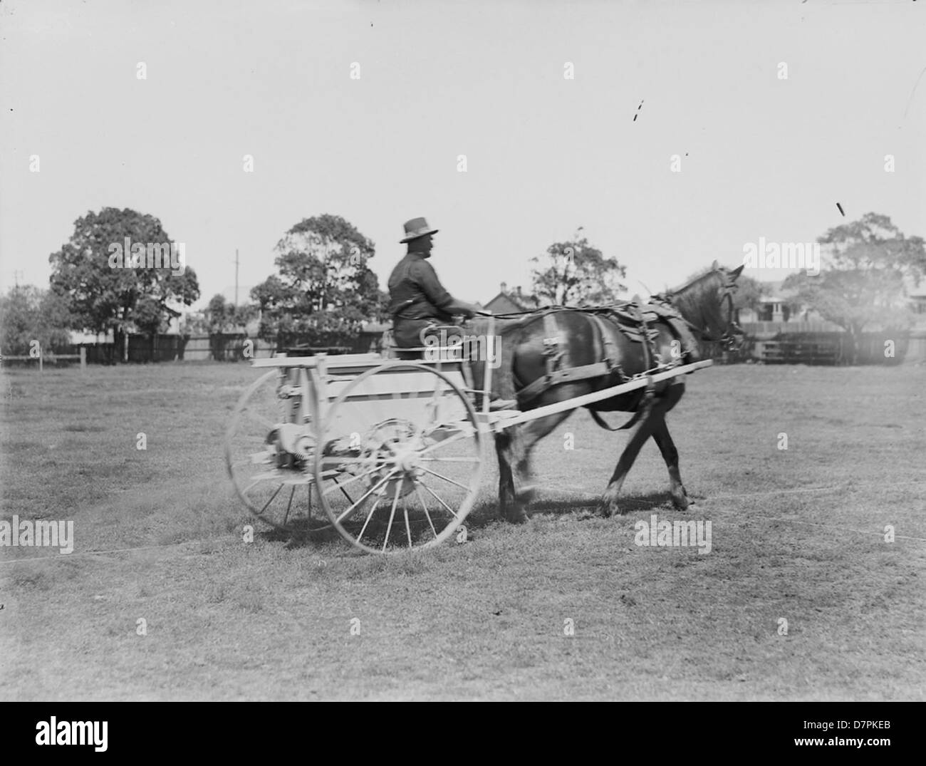 Un épandeur d'engrais entraîné par le sol à cheval était un outil agricole essentiel, utilisé pour distribuer l'engrais sur les cultures au début du XXe siècle. L'appareil était propulsé par un cheval, combinant les méthodes d'élevage traditionnelles avec la mécanisation précoce. Banque D'Images
