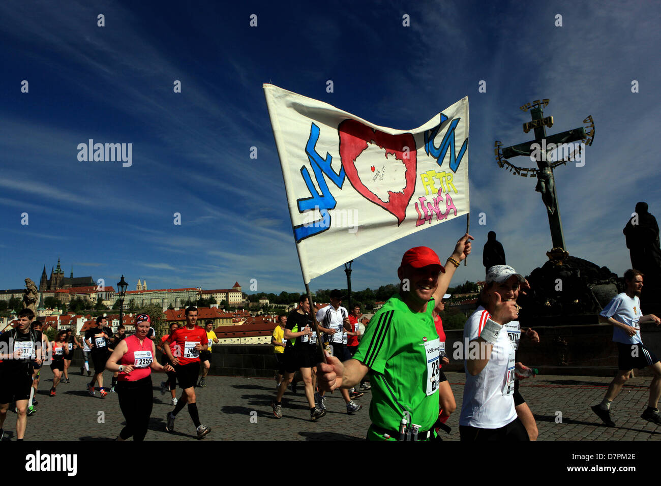 Marathon de Prague coureurs sur le pont Charles personnes Marathon de Prague République tchèque Banque D'Images