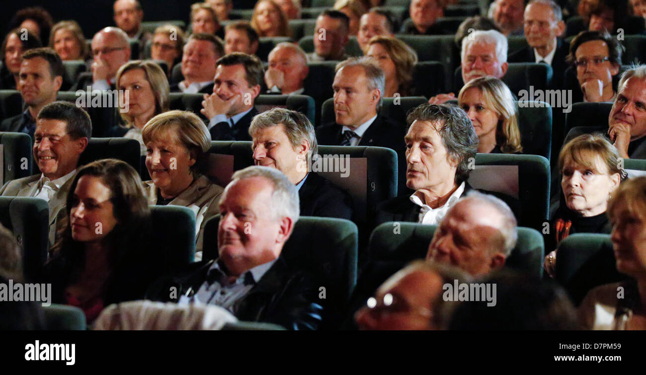 Berlin, Allemagne. 12 mai, 2013. La chancelière allemande Angela Merkel (2L), son mari Joachim Sauer (L), cinéaste allemand Andreas Dresen (3L), et les acteurs Winfried Glatzeder et Angelica Domroese (R) attendre que l'examen préalable de l'ex-Allemagne de classique du film 'La Légende de Paul et Paula" dans un cinéma à Berlin, le 12 mai 2013. Merkel a été invité à sélectionner le film du dimanche soir pour la projection du film, dans le cadre de l'Académie du Film Allemand Film série 'Ma', où une figure importante de la sphère politique ou culturelle choisit un film pour la soirée et explique son importance à l'auditoire. Banque D'Images