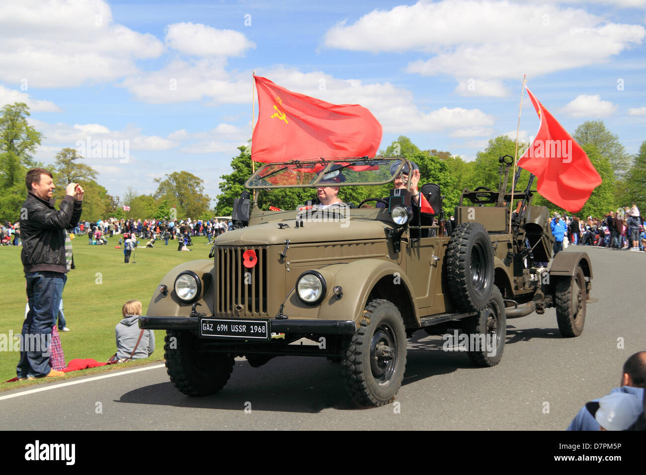 Camion léger russe GAZ-69 (1968), Chestnut dimanche. Bush Park, Hampton court, Londres, Royaume-Uni. Dimanche 12 mai 2013. Parade et exposition de véhicules vintage et classiques avec attractions foraines et reconstitutions militaires. Crédit : Ian Bottle / Alamy Live News Banque D'Images