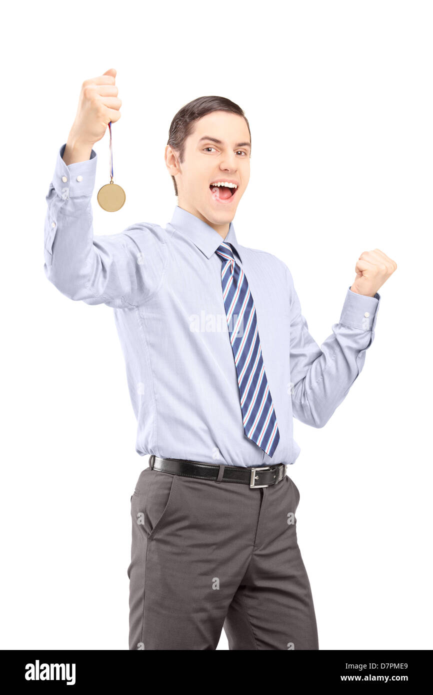 Excitée jeune professionnel man gesturing bonheur avec médaille dans sa main isolé sur fond blanc Banque D'Images
