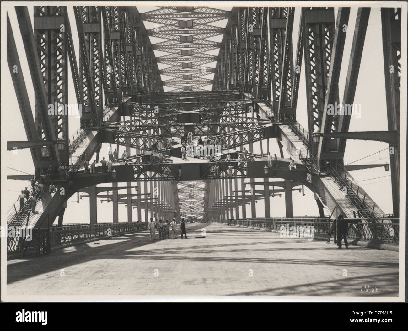 87/1353-142tirage photographique, des ouvriers sur le Harbour Bridge, de l'argent / gélatine / papier, photographie de la Nouvelle Galles du sud Ministère des Travaux publics, Sydney, Australie, Février, 1932 Banque D'Images