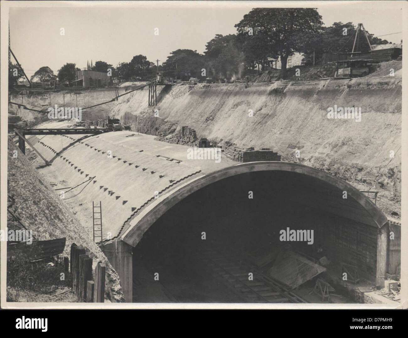 Cette photographie de 1923 montre la construction d'un tunnel ferroviaire pour le réseau ferroviaire souterrain à Sydney, en Australie. Il met en lumière les progrès de l'ingénierie et de l'infrastructure du début du XXe siècle. Banque D'Images