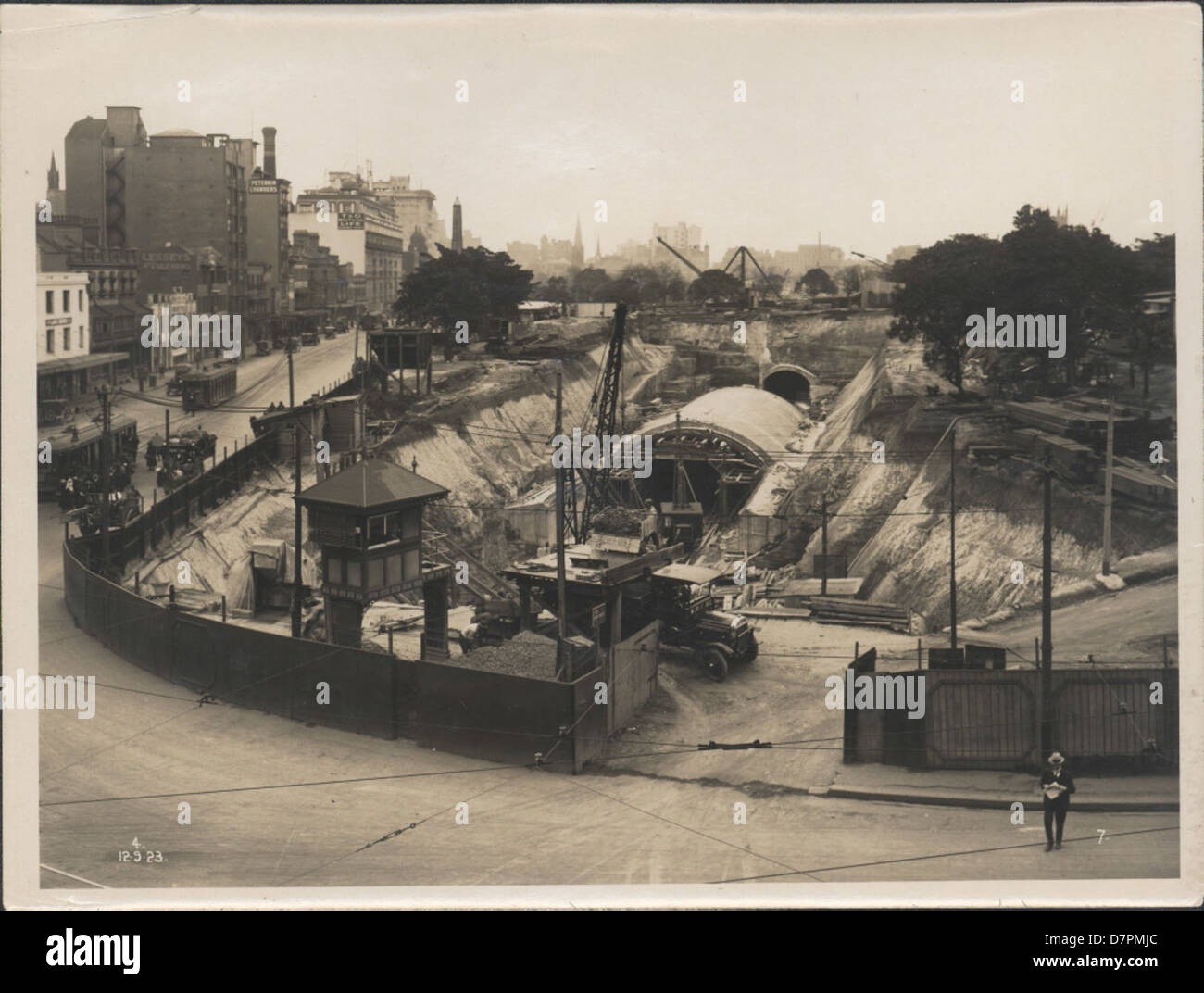 Cette photographie montre la construction d'un tunnel ferroviaire pour le métro près de Hyde Park et Liverpool Street à Sydney, en Australie, prise en septembre 1923. Il s'agit d'une impression sur gélatine argentée réalisée par le ministère des travaux publics de Nouvelle-Galles du Sud, qui capture un moment crucial dans le développement urbain de Sydney. Banque D'Images
