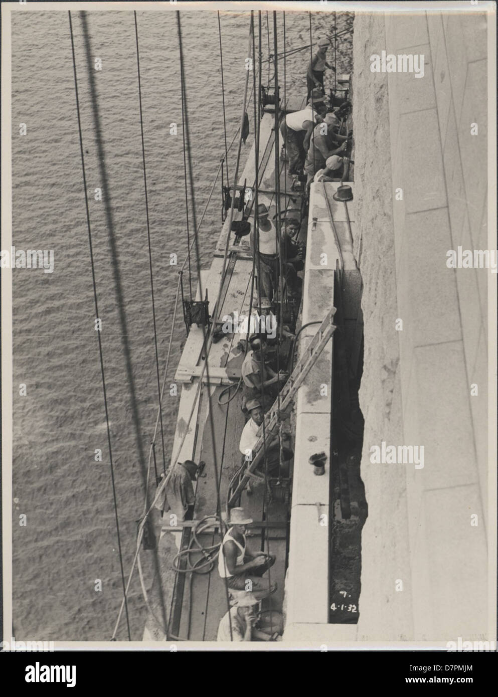87/1353-104tirage photographique, le nettoyage des pylônes de granit sur le Pont du Port de Sydney, argent / gélatine / papier, photographie de la Nouvelle Galles du sud Ministère des Travaux publics, Sydney, Australie, Janvier, 1932 Banque D'Images