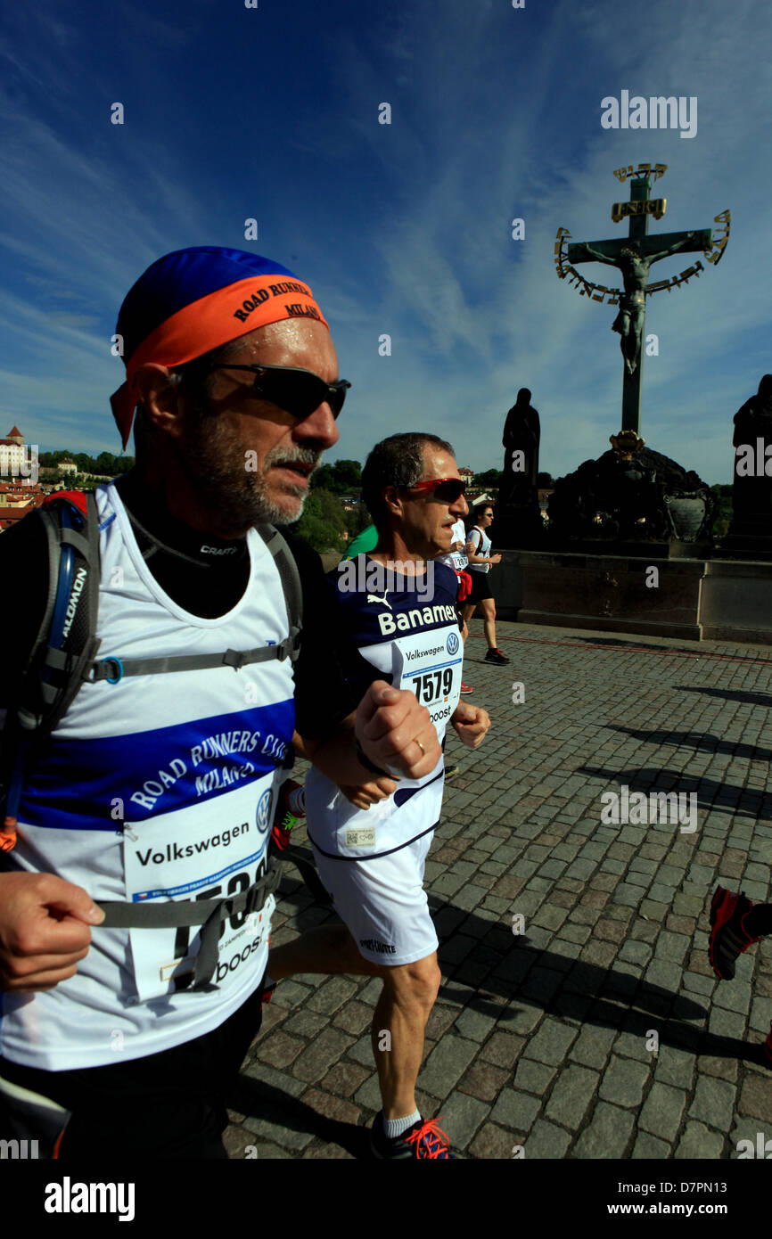 La République tchèque Volkswagen Marathon Runners de Prague sur le pont Charles Personnes coureur de Prague Banque D'Images