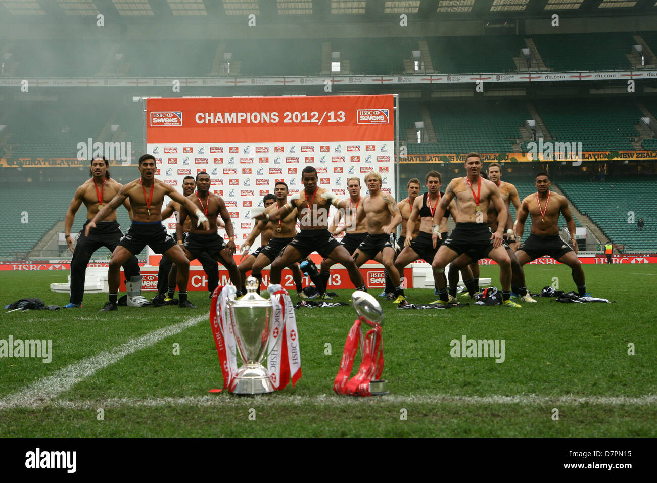 Londres, Royaume-Uni. 12 mai 2013. Nouvelle-zélande effectuer 'Le haka' avec la coupe et le championnat de la série des trophées dans l'avant-plan après le Marriott London Sevens dans le stade de Twickenham. Credit : Elsie Kibue / Alamy Live News Banque D'Images