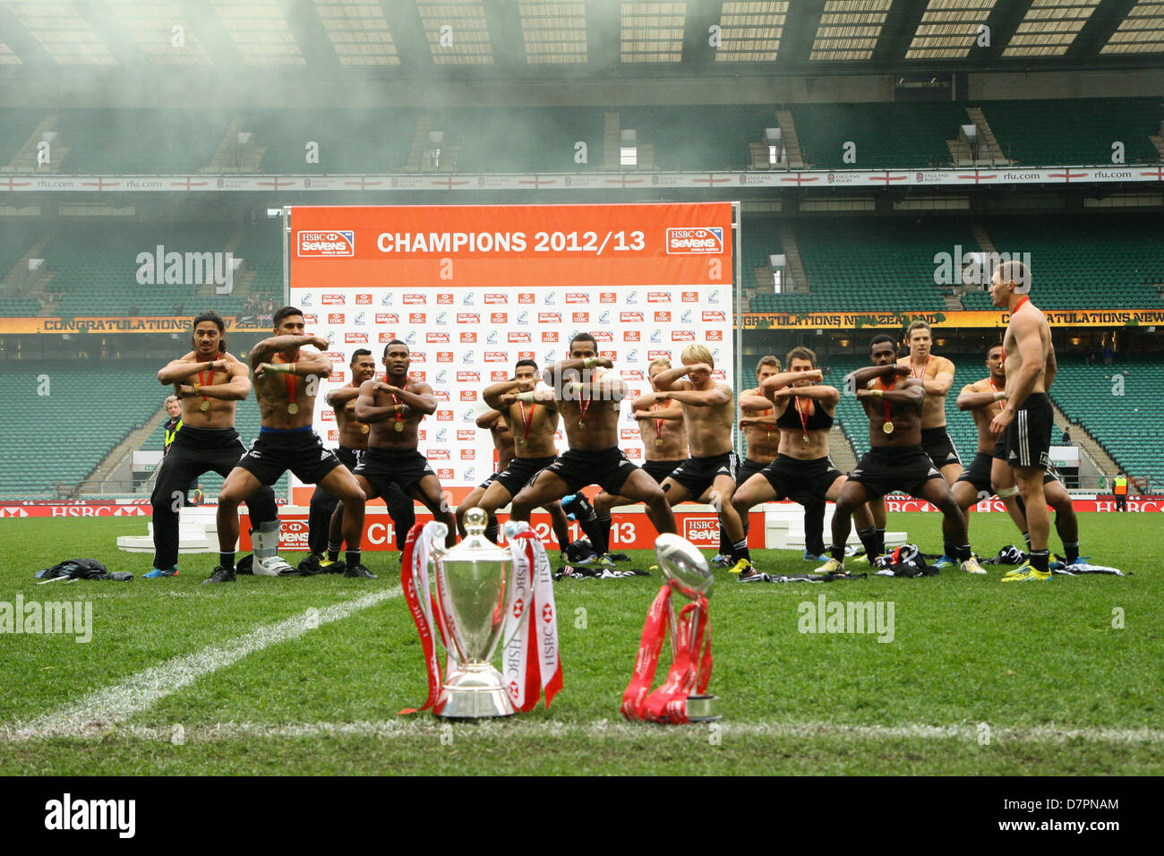 Londres, Royaume-Uni. 12 mai 2013. Nouvelle-zélande effectuer 'Le haka' avec la coupe et le championnat de la série des trophées dans l'avant-plan après le Marriott London Sevens dans le stade de Twickenham. Credit : Elsie Kibue / Alamy Live News Banque D'Images