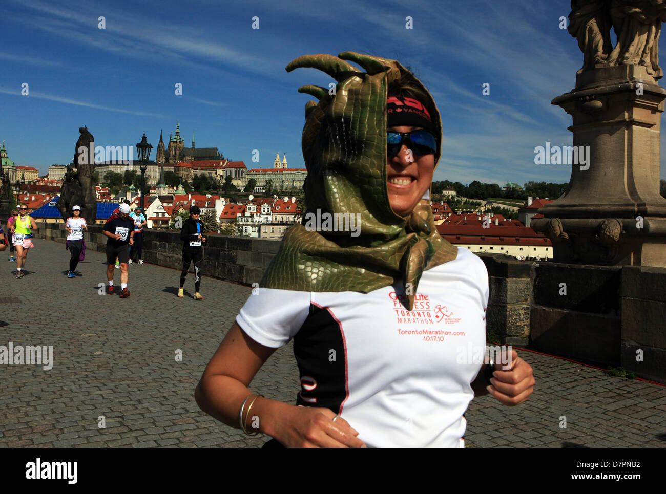 La République tchèque Marathon de Prague Volkswagen coureurs sur le pont Charles personnes Marathon de Prague coureur de Prague Banque D'Images