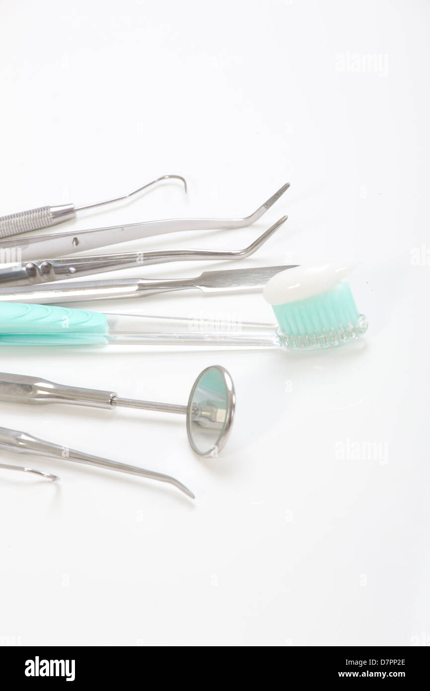 Soins de santé dentaire, brosse à dents et miroir Banque D'Images