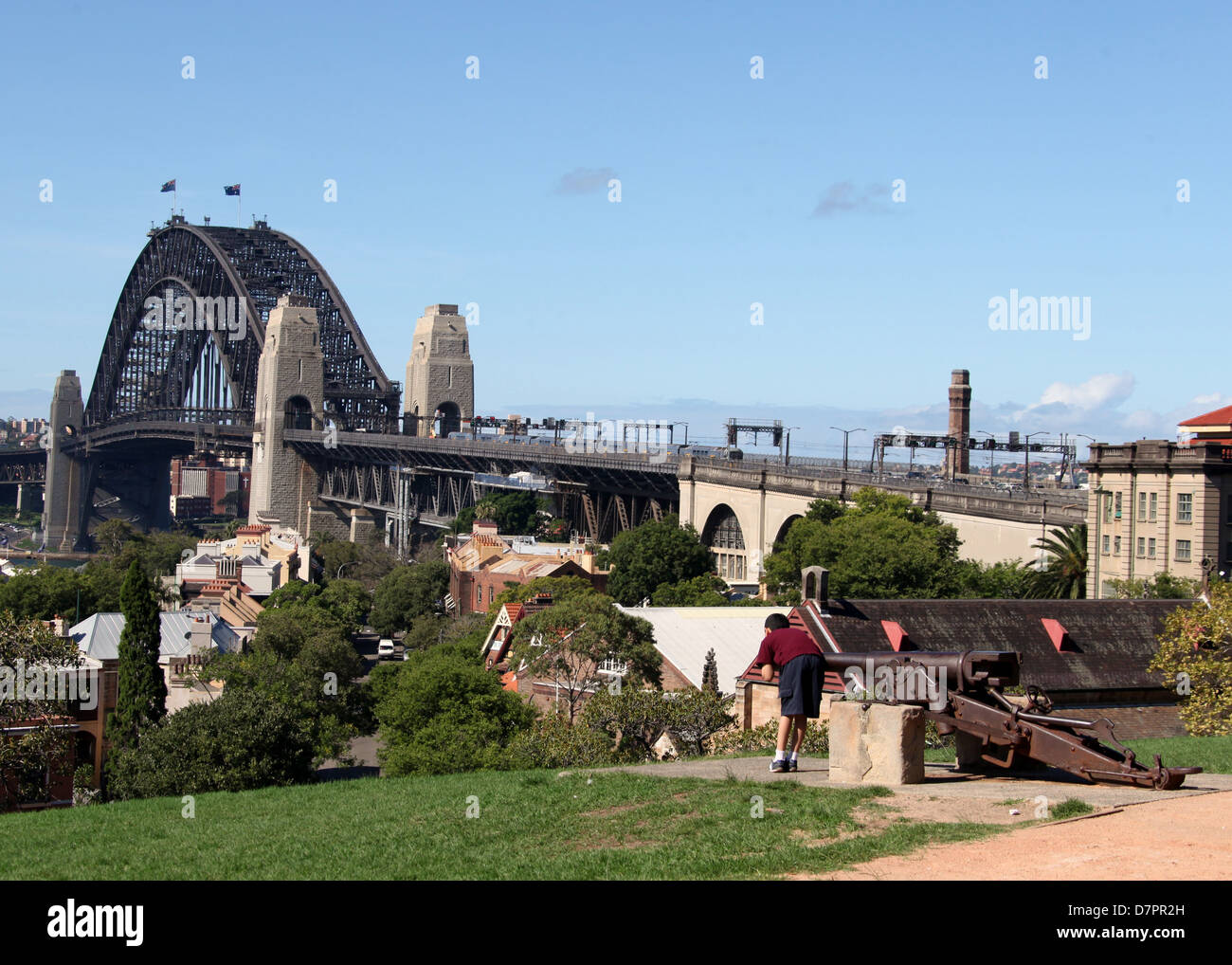 Observatoire de Sydney Harbour Bridge Hill Park où un garçon est de jouer sur le canon Banque D'Images