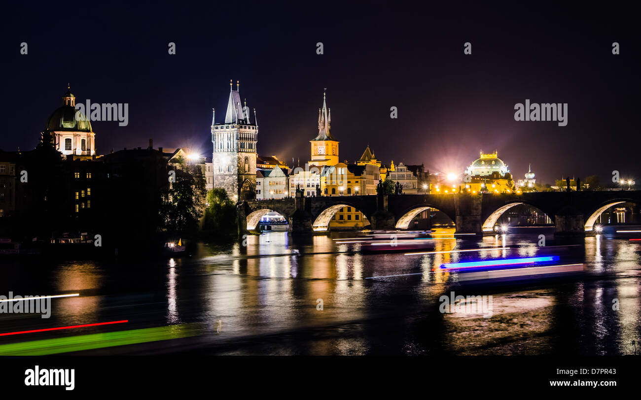 Vue de nuit sur la Vltava et les ponts de Prague, République tchèque, au coucher du soleil Banque D'Images