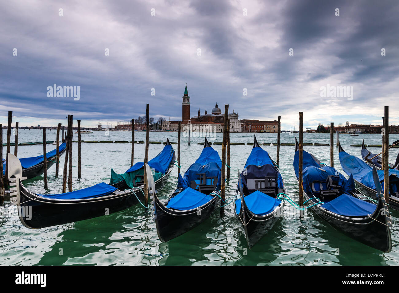 Gondoles sur le dock de la Piazza San Marco, Venise monument international de l'Italie. Banque D'Images