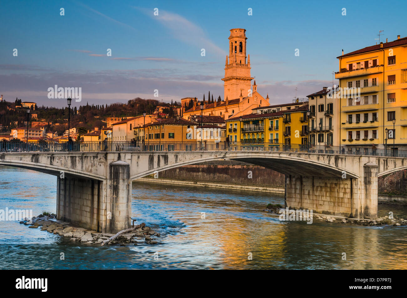 Pont sur la rivière Adige à Vérone avec Duomo tour en arrière-plan, Italie ville historique. Banque D'Images